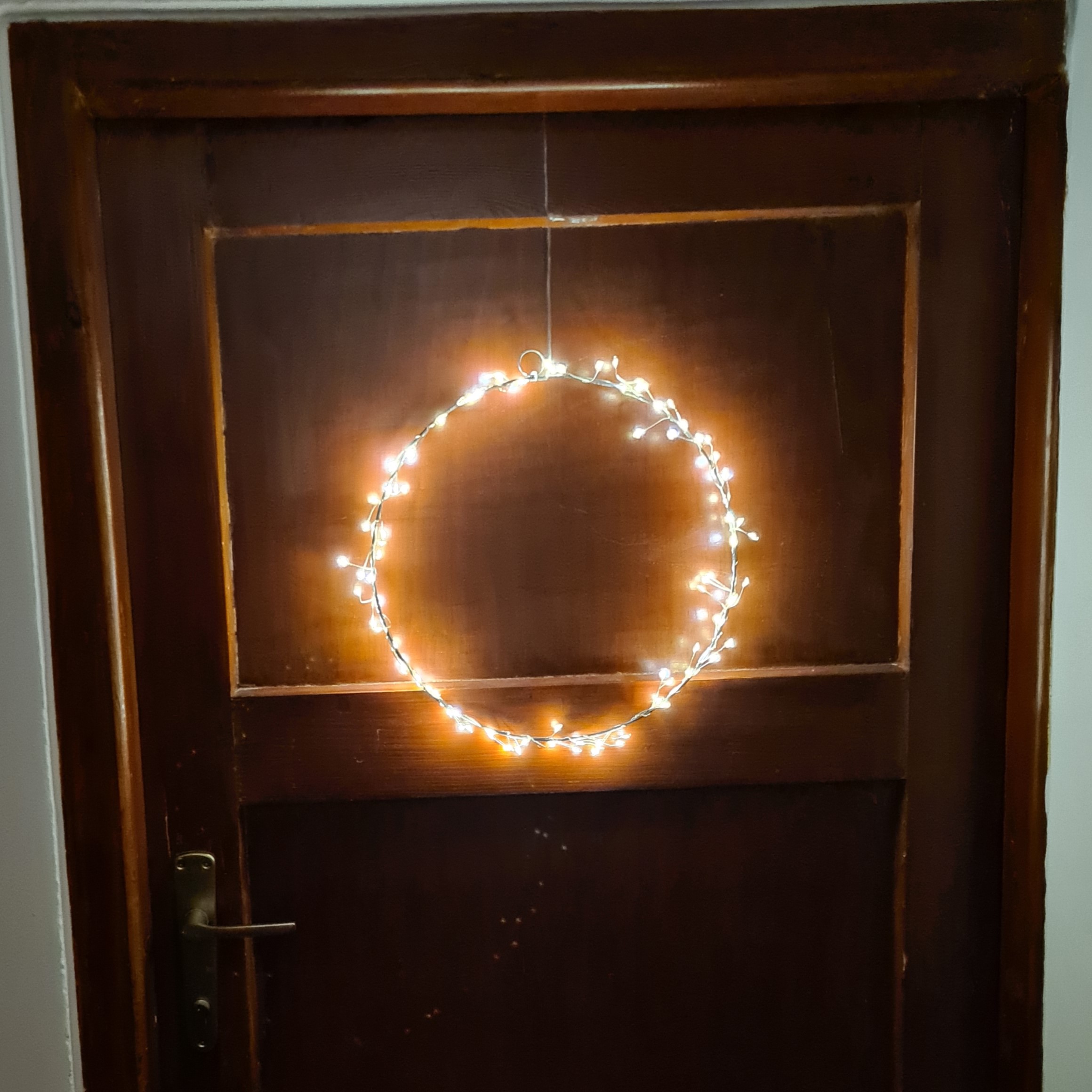 Ozdobný závěsný svítící kruh s LED